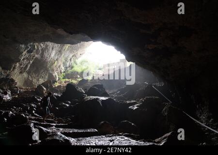 Die beeindruckenden Höhlen des Himmels und der Hölle im Südosten der Türkei, wo ein natürlicher Bogen eine Treppe umrahmt, die in die geheimnisvollen Tiefen führt. Stockfoto