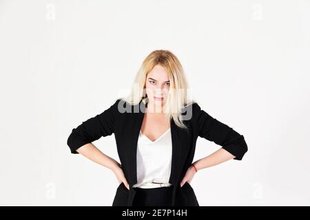 Studio-Porträt von blonden Mädchen auf weißem Hintergrund isoliert. Referenzfoto von einem arroganten Mädchen für verschiedene Projekte. Stockfoto