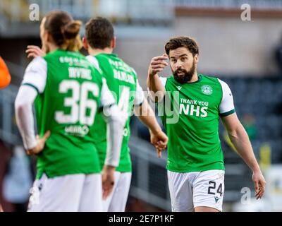 Tannadice Park, Dundee, Großbritannien. Januar 2021. Scottish Premiership Football, Dundee United gegen Hibernian; Darren McGregor von Hibernian spricht mit Teamkollegen Kredit: Action Plus Sports/Alamy Live News Stockfoto