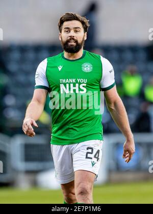 Tannadice Park, Dundee, Großbritannien. Januar 2021. Scottish Premiership Football, Dundee United gegen Hibernian; Darren McGregor von Hibernian bewegt sich zurück in Position Kredit: Action Plus Sports/Alamy Live News Stockfoto