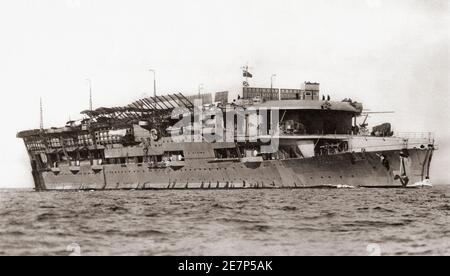 HMS Furious. Praktisch der erste Marineflugzeugträger, dessen zweite Modifikation sie 1918 von einem Kreuzer mit Flugdeck in einen 'schwimmenden Flugplatz' verwandelte. Von British Warships, veröffentlicht 1940. Stockfoto