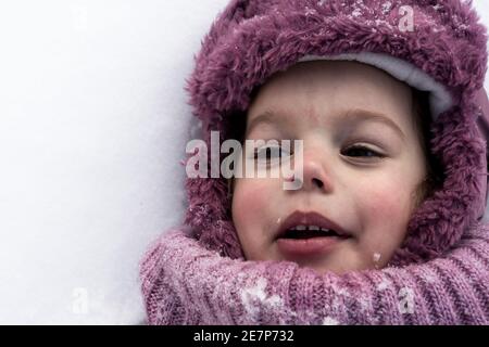 Winter, Familie, Kindheit Konzepte - close-up Portrait authentische kleine Vorschulmädchen in rosa Kleidung Lächeln lachen schreien mit offenem Mund auflegen Stockfoto