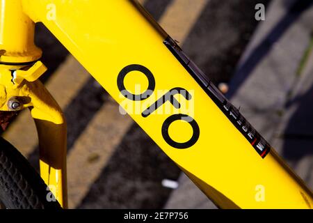 Nahaufnahme des Logos des gelben Mietschemas dockless ofo Fahrrad geparkt auf der Straße, London, Großbritannien Stockfoto