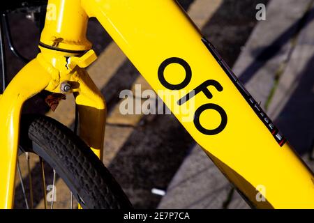 Nahaufnahme des Logos des gelben Mietschemas dockless ofo Fahrrad geparkt auf der Straße, London, Großbritannien Stockfoto