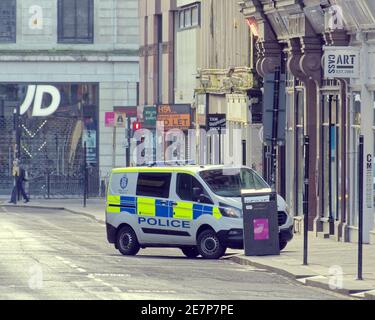 Glasgow, Schottland, UK.30. Januar 2021, Lockdown Samstag und Polizei bei einem Vorfall hinter Princes Square Springfield Court Breah in auf Queen Streeet Elend setzt sich fort zumindest der Regen gestoppt, als verlassene Straßen in der Innenstadt Einkaufsviertel setzt auf Plakate und Wandkunst als Ersatz für Leben. Credit Gerard Ferry/Alamy Live News Stockfoto