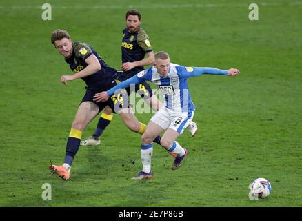 Harry Souttar von Stoke City und Lewis O'Brien von Huddersfield Town (rechts) kämpfen während des Sky Bet Championship-Spiels im John Smith's Stadium, Huddersfield, um den Ball. Bilddatum: Samstag, 30. Januar 2021. Stockfoto