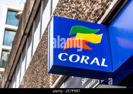 Schild an der Fassade von Coral Buchmacher Shop, London, UK Stockfoto