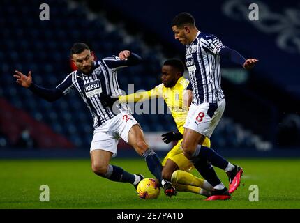 Fulhams Ademola Lookman (Mitte) kämpft mit West Bromwich Albions Jake Livermore (rechts) und Robert Snodgrass während des Premier League-Spiels in den Hawthorns, West Bromwich. Bilddatum: Samstag, 30. Januar 2021. Stockfoto