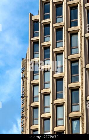 Brutalistisches Gebäude des St. Giles Hotels in der Tottenham Court Road, London, Großbritannien Stockfoto