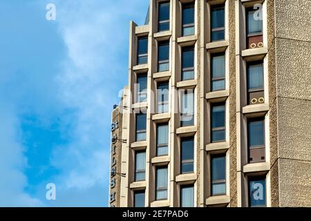 Brutalistisches Gebäude des St. Giles Hotels in der Tottenham Court Road, London, Großbritannien Stockfoto