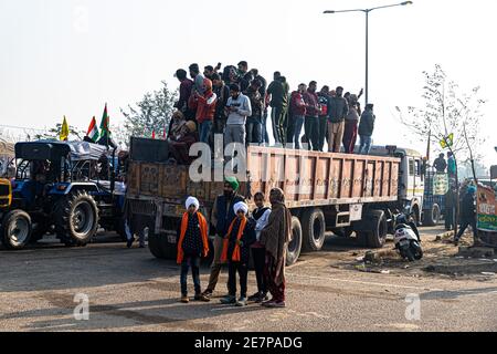 Riesige Anzahl von Traktor mit indischer Flagge geht für Traktor Rallye während Bauern Protest an der Tikri Grenze, delhi, indien. Stockfoto