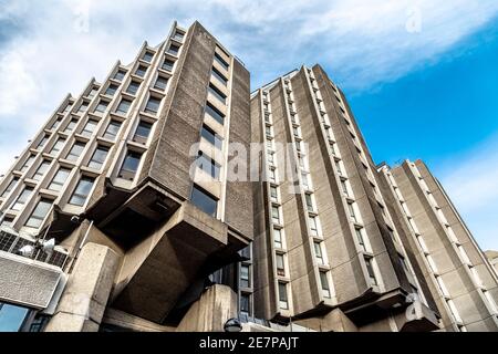 Brutalistisches Gebäude des St. Giles Hotels in der Tottenham Court Road, London, Großbritannien Stockfoto