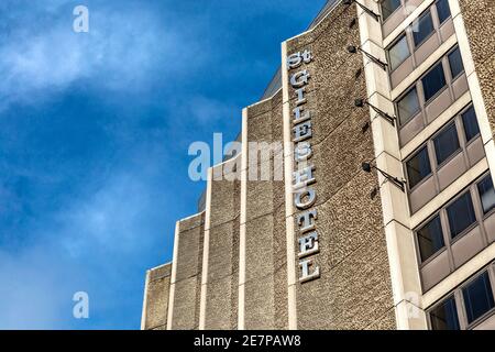 Brutalistisches Gebäude des St. Giles Hotels in der Tottenham Court Road, London, Großbritannien Stockfoto