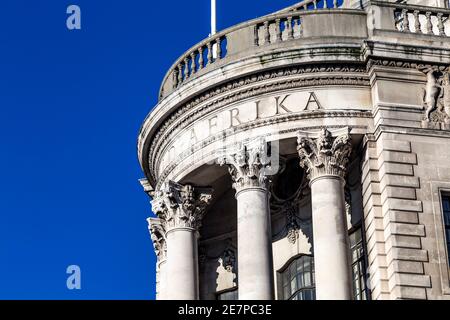 Nahaufnahme des Balkons und der Fassade des Südafrikanischen Hauses, in dem die hohe Kommission Südafrikas untergebracht ist, und des Konsulats am Trafalgar Square, London, Großbritannien Stockfoto