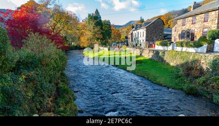 Der Fluss Colwyn, der durch Beddgelert, Gwynedd, Nordwales fließt. Bild aufgenommen im November 2019. Stockfoto