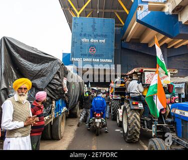 Riesige Anzahl von Traktor mit indischer Flagge geht für Traktor Rallye während Bauern Protest an der Tikri Grenze, delhi, indien. Stockfoto