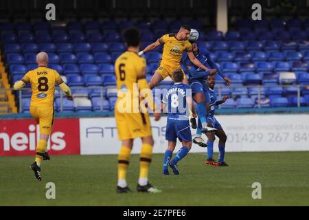 HARTLEPOOL, ENGLAND. 30. JANUAR: Omar Bugiel von Sutton United bestreitet einen Header mit Ryan Johnson von Hartlepool United während des Vanarama National League-Spiels zwischen Hartlepool United und Sutton United im Victoria Park, Hartlepool am Samstag, 30. Januar 2021. (Kredit: Mark Fletcher, Mi News) Kredit: MI Nachrichten & Sport /Alamy Live Nachrichten Stockfoto