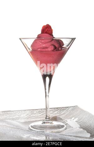 Erdbeer-Sorbet-Eis in martiniglas auf Glastablett Isoliert auf Weiß Stockfoto