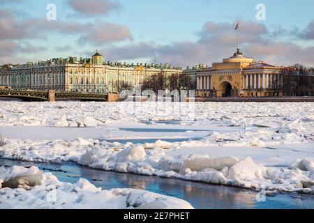 Blick auf den Fluss Neva, die Eremitage und die Admiralität. Sankt Petersburg. Russland Stockfoto