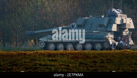 britische Armee AS-90 155mm selbstfahrende Haubitzerpistole, Vorbereitung für eine Demonstration der Feuerkraft Stockfoto