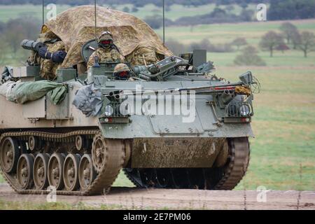 FV430 in Bewegung, voll beladen mit Truppe bergens unter einer Planenabdeckung Stockfoto