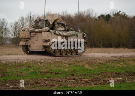 FV430 in Bewegung, voll beladen mit Truppe bergens unter einer Planenabdeckung Stockfoto