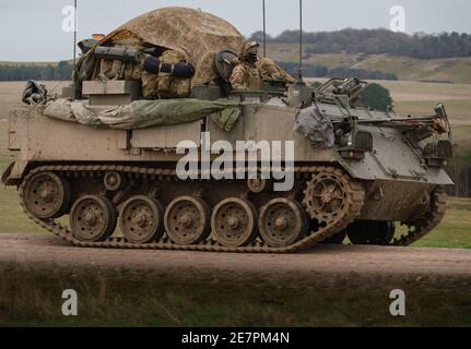 FV430 in Bewegung, voll beladen mit Truppe bergens unter einer Planenabdeckung Stockfoto