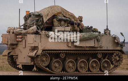 FV430 in Bewegung, voll beladen mit Truppe bergens unter einer Planenabdeckung Stockfoto