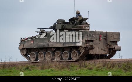 britische Armee Krieger Panzerpanzer Fahrzeug auf Manöver in einer Demonstration der Feuerkraft, Salisbury Plain, Wiltshire Stockfoto