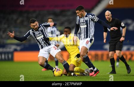 Fulhams Ademola Lookman (Mitte) kämpft mit West Bromwich Albions Jake Livermore (rechts) und Robert Snodgrass während des Premier League-Spiels in den Hawthorns, West Bromwich. Bilddatum: Samstag, 30. Januar 2021. Stockfoto