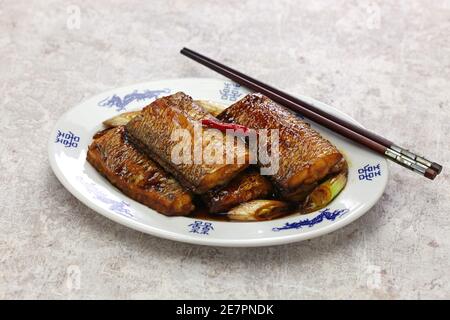 Geschmorter Hairtail-Fisch in Sojasauce, chinesische Küche Stockfoto