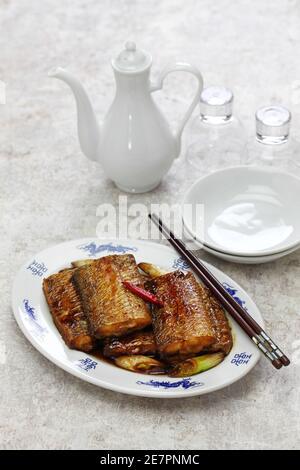 Geschmorter Hairtail-Fisch in Sojasauce, chinesische Küche Stockfoto