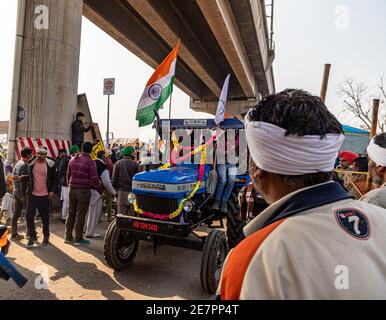 Riesige Anzahl von Traktor mit indischer Flagge geht für Traktor Rallye während Bauern Protest an der Tikri Grenze, delhi, indien. Stockfoto