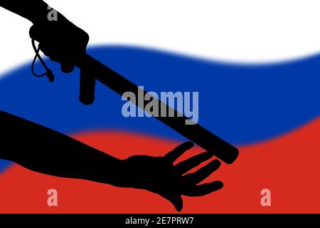 Hand mit Polizei Tonfa Gummistock Silhouette und verschwommen russisch Flagge im Hintergrund - gewalttätiges Konzept der Aufstandskontrolle Stockfoto