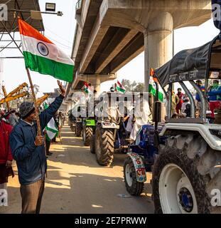 Riesige Anzahl von Traktor mit indischer Flagge geht für Traktor Rallye während Bauern Protest an der Tikri Grenze, delhi, indien. Stockfoto