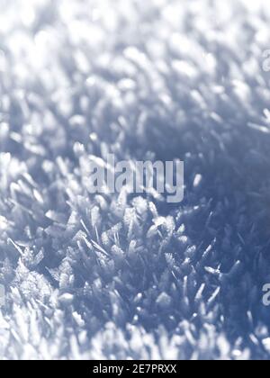 Abstrakter weißer und blauer Hintergrund von gefrorenen Schneeflocken Stockfoto