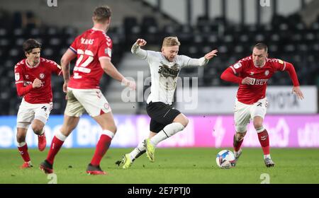 Kamil Jozwiak (Mitte) von Derby County in Aktion mit Jack Hunt von Bristol City (rechts) während des Sky Bet Championship-Spiels im Pride Park Stadium, Derby. Bilddatum: Samstag, 30. Januar 2021. Stockfoto