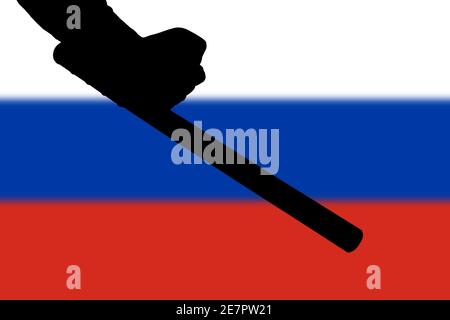 Hand mit Polizei Tonfa Gummistock Silhouette und verschwommen russisch Flagge im Hintergrund - gewalttätiges Konzept der Aufstandskontrolle Stockfoto