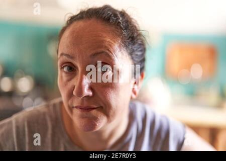 Nahaufnahme Porträt der Frau bei Home.inside Stockfoto
