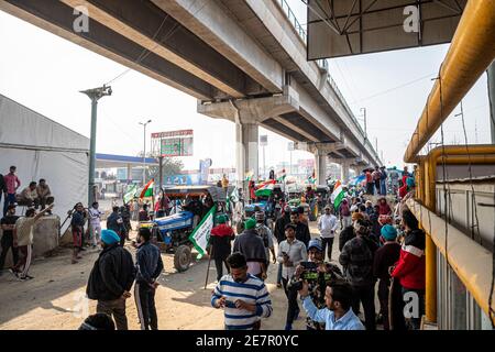 Riesige Anzahl von Traktor mit indischer Flagge geht für Traktor Rallye während Bauern Protest an der Tikri Grenze, delhi, indien. Stockfoto