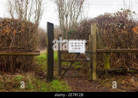 Blick auf ein Schild ohne öffentlichen Zugang, das an einem eingezäunten Eingang zu einem Bildungszentrum im Wat Tyler Country Park, Pitsea, Basildon, Essex, Großbritannien, 2021 befestigt ist Stockfoto