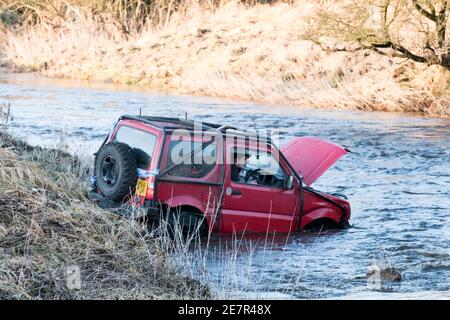 **BITTE BEACHTEN SIE DAS KORREKTE DATUM** River Rescue West Lothian, Schottland, UK. Januar 2021. Ein Mann holt sich ein Suzuki Jimny Fahrzeug mit Hund an Bord vom River Almond, West Lothian, Schottland. Quelle: Ian Rutherford/Alamy Live News. Stockfoto