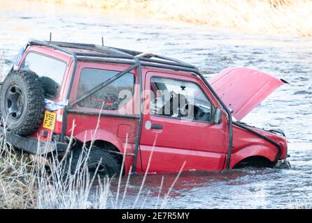 **BITTE BEACHTEN SIE DAS KORREKTE DATUM** River Rescue West Lothian, Schottland, UK. Januar 2021. Ein Mann holt sich ein Suzuki Jimny Fahrzeug mit Hund an Bord vom River Almond, West Lothian, Schottland. Quelle: Ian Rutherford/Alamy Live News. Stockfoto