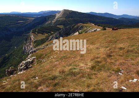 Wanderer genießen die Aussicht von der Hochebene de Beure an einem Julinachmittag (Vercors, Frankreich). Stockfoto