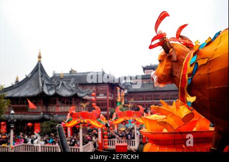 Riesige Handwerk Ox Blick auf die Menge in Shanghai Altstadt gemacht für die Feier des chinesischen Neujahrs. Stockfoto