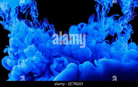 Abstrakte blaue Tinte im Wasser auf schwarzem Hintergrund Stockfoto