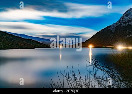 Llyn Ogwen, bei Bethesda, Gwynedd, Nordwales, in Moonlight, aufgenommen im Dezember 2020. Stockfoto