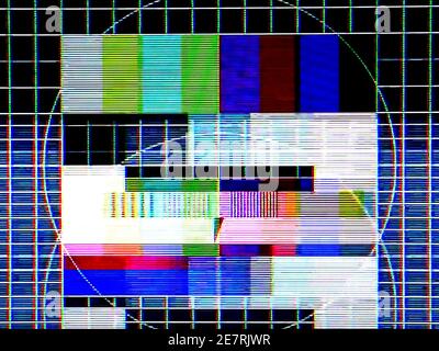 TV-Testmuster erzeugt von einem Monoskop mit Noise Glitch Effekt – Originalfoto von einem alten Fernseher Stockfoto