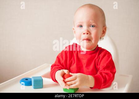 Kleines Mädchen spielt und weint, alles in Tränen. Stockfoto