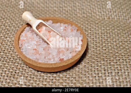 Nahaufnahme einer Schüssel mit rosa Himalaya-Salz Stockfoto